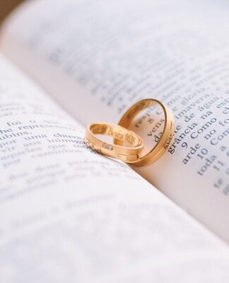 Czy pierścionek zaręczynowy musi być drogi?