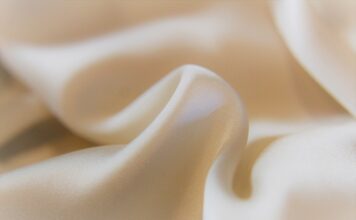 Czy satyna i poliester to to samo?