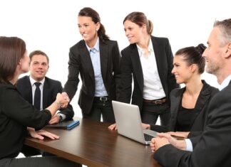 Czy można nosić garnitur bez paska?